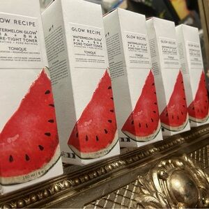 Glow Recipe Watermelon Glow PHA + BHA Pore-Tight Toner — red & white